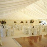 طاولات ملكية وديكورات راقية